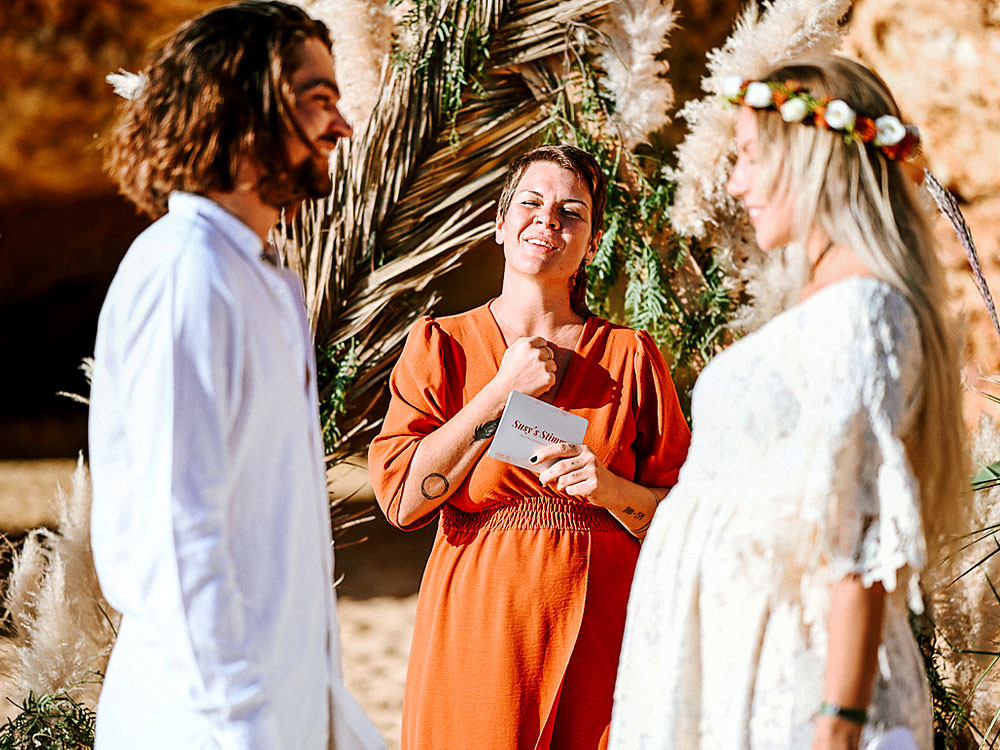 Freie Traurednerin gestaltet eine Boho Hochzeit am Strand der Algarve mit Brautpaar vor natürlicher Pampasgras-Deko