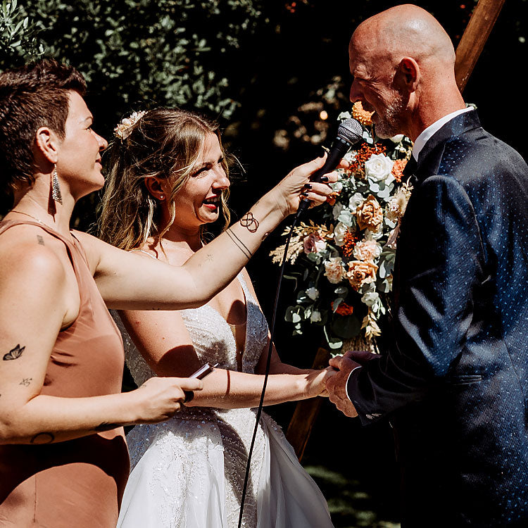 Freie Traurednerin mit Hochzeitspaar