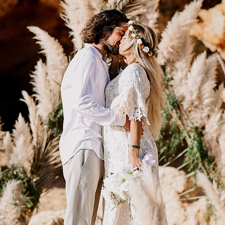 Braut und Bräutigam küssen sich bei freier Trauung im Boho-Stil in der Algarve