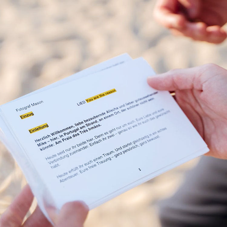 Detailaufnahme eines Rede-Skripts für eine freie Trauung am Strand in Portugal mit persönlicher Einleitung
