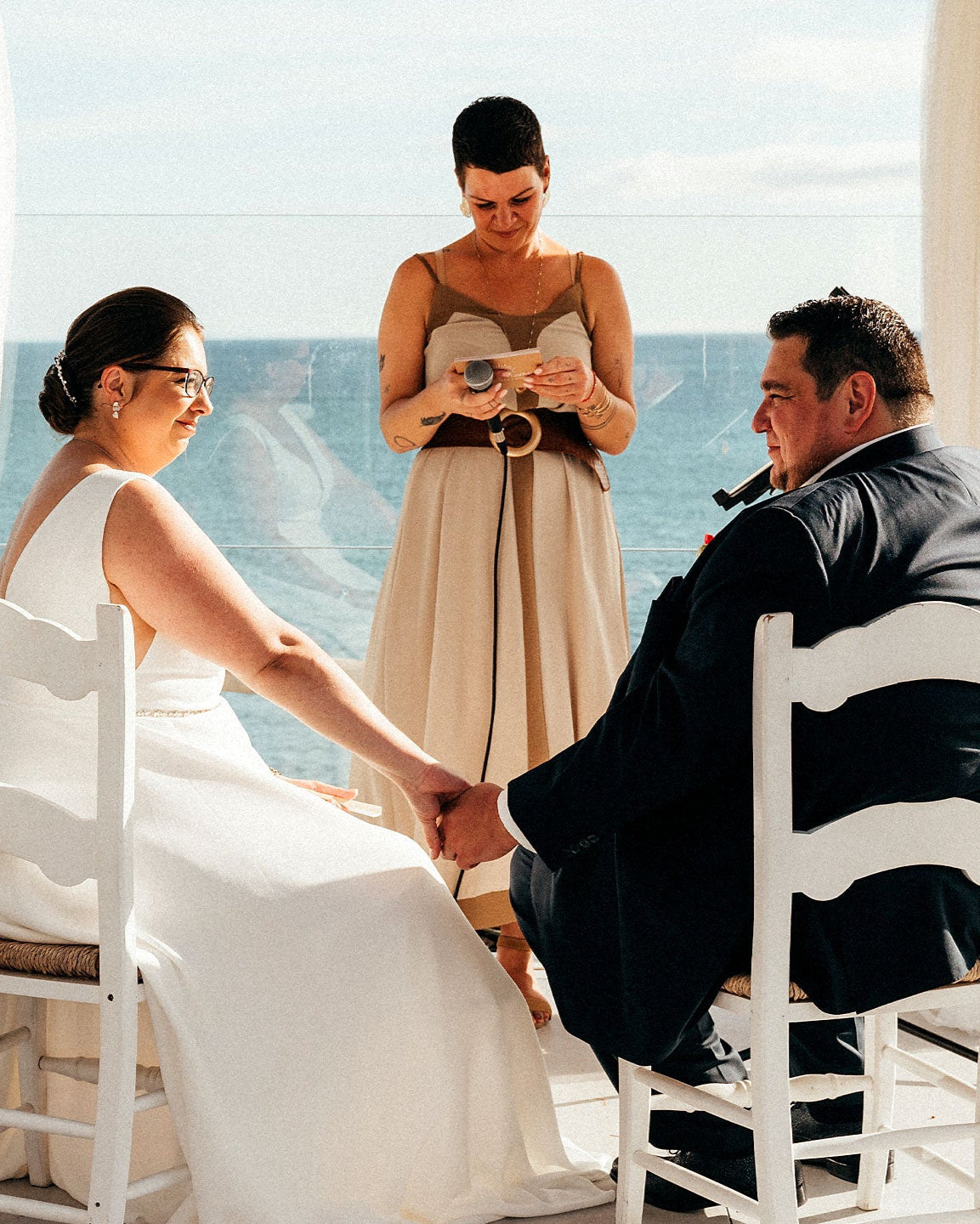 Brautpaar feiert silberne Hochzeit mit freier Trauung am Meer in Portugal, Traurednerin gestaltet die Zeremonie