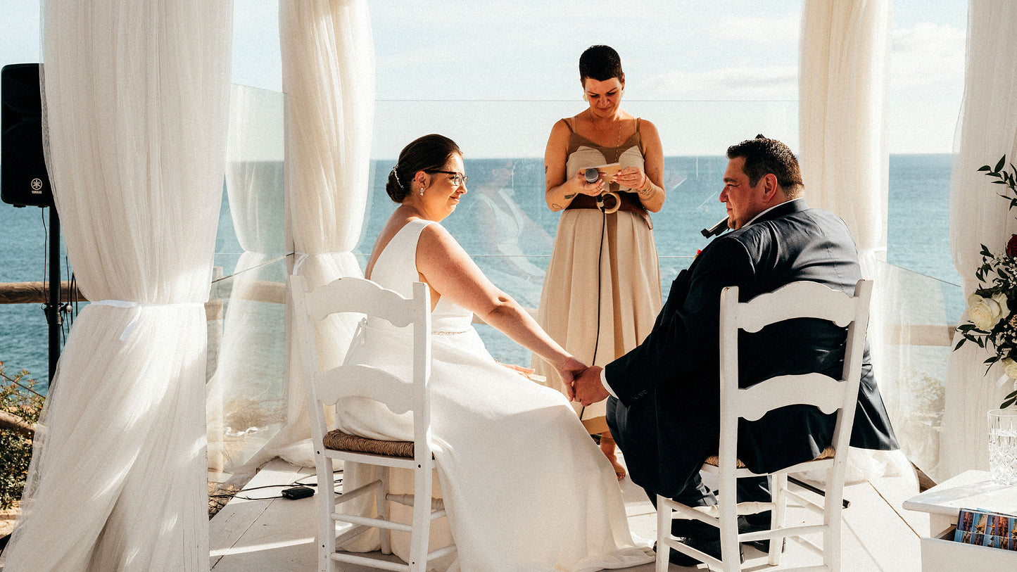 Brautpaar feiert silberne Hochzeit mit freier Trauung am Meer in Portugal, Traurednerin gestaltet die Zeremonie